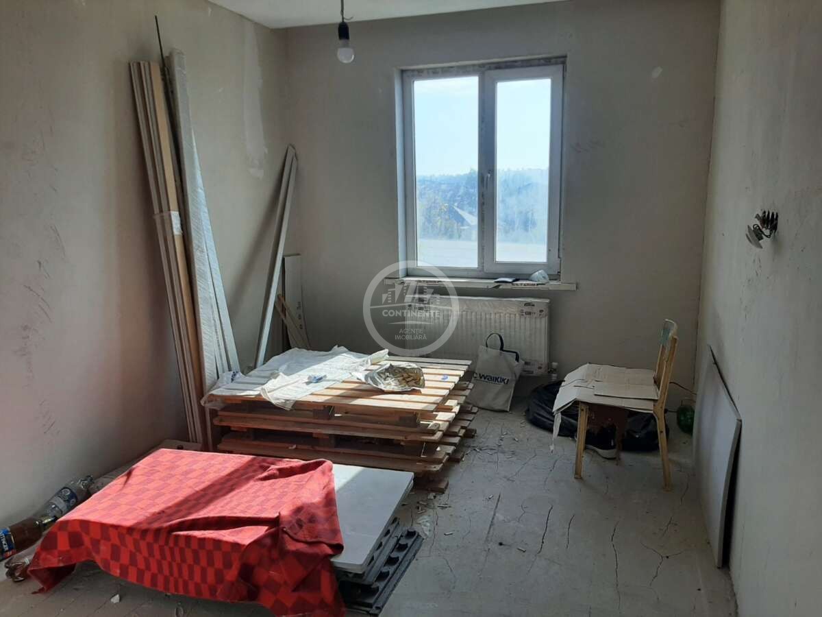 Se vinde apartament cu 4 camere